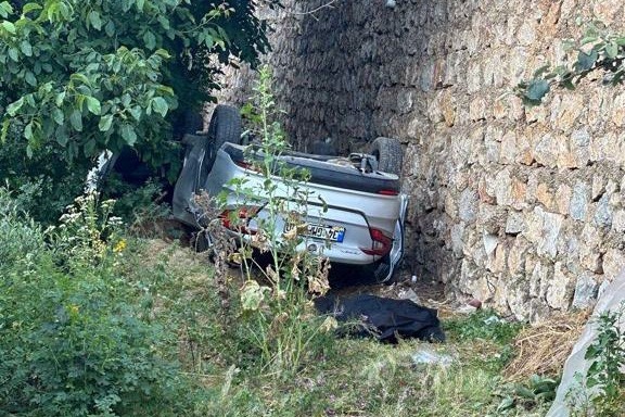 Gümüşhane’de otomobil istinat duvarından aşağıya düştü: 1 ölü, 1 yaralı