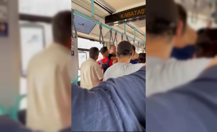 İstanbul’da tramvayda yanlış anlaşılma kavgası kamerada: Turistin yaka paça kovdular