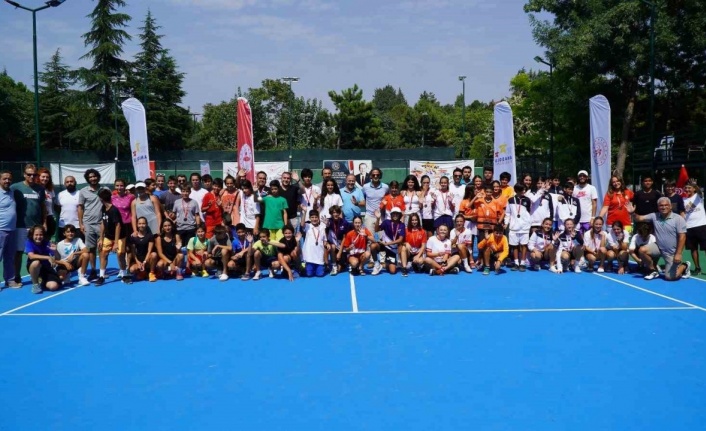Manisa’da yapılan (ANALİG) tenis yarı final müsabakaları tamamlandı