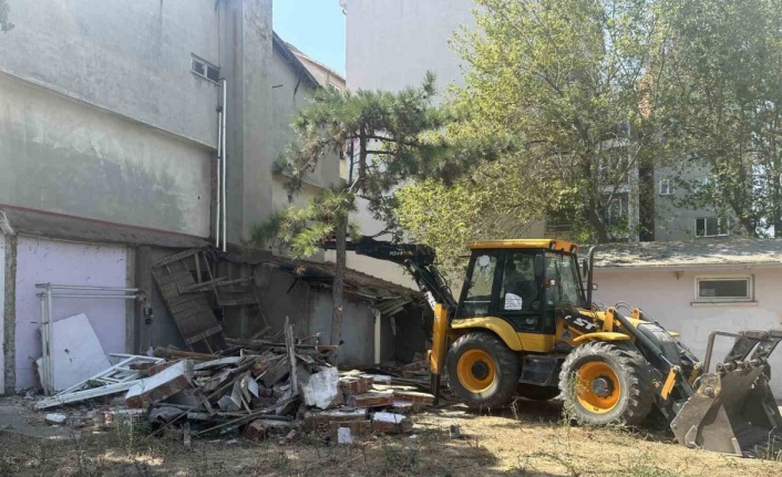 Muratlı’da Eski Öğretmenevi binası yıkılıyor