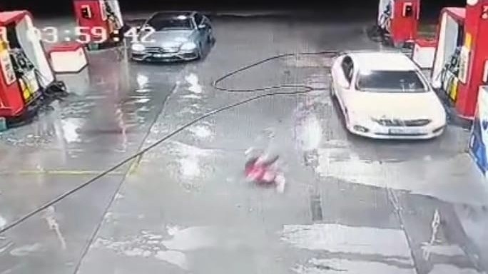 Otomobilin çarptığı akaryakıt istasyonunda çalışan kadın, metrelerce sürüklendi
