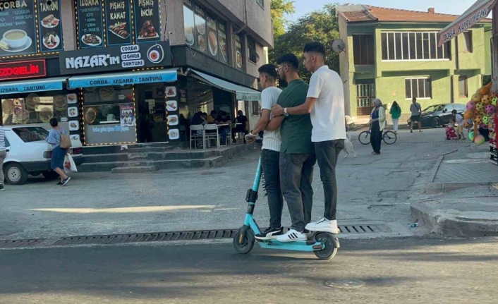 (ÖZEL) Bir scooterde 3 kişi