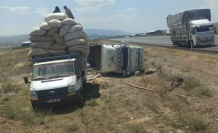 Karlıova’da saman yüklü kamyon devrildi