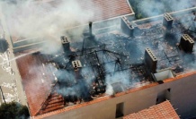 Apartman çatısı yandı, 1 kişi dumandan etkilendi