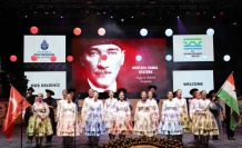 Macar dansçıların Türkçe “İzmir Marşı”nı okuduğu anlar ayakta alkışlandı