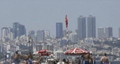 İstanbullular sıcak havada Sarayburnu'nda serinledi