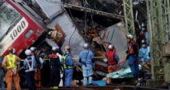 Japonya'da banliyö treni ile kamyon çarpıştı