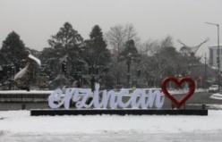 Erzincan’da kar yağışı etkili oluyor