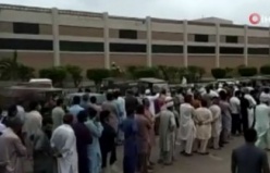 Karaçi’de vatandaşlar Covid-19 aşı merkezlerine hücum etti