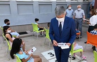 ‘Arkadaş’ kitabı Ankara’da öğrencilere dağıtıldı