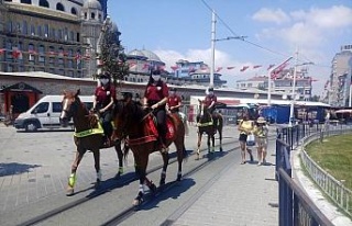 Atlı polislerden Taksim’de maske ve sosyal mesafe...