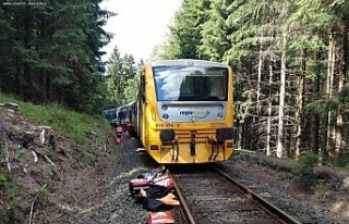 Çekya’da iki yolcu treni kafa kafaya çarpıştı:...
