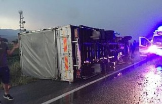 Fırtına kamyon devirdi: 3 yaralı