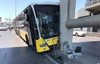İETT otobüsü metrobüs köprüsüne çarptı: 19...