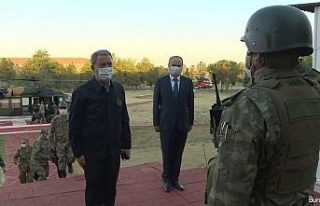 Milli Savunma Bakanı Hulusi Akar sınır birliklerini...