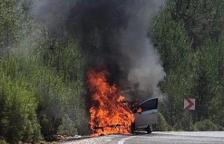 Ormanlık alanda araç alev alev yandı