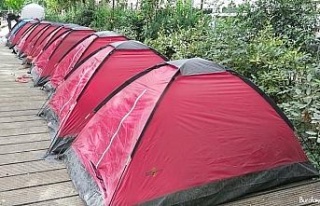 Paris’te göçmen çocuklar için 100 çadırlık...