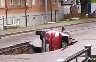 Rusya’da otomobil asfaltın çökmesiyle çukura...