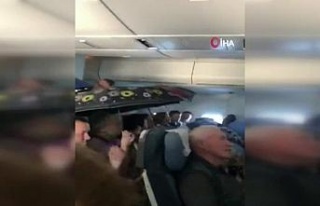 Rusya’da uçakta şemsiye ile yolculuk yaptılar