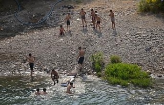 Sıcaklar bastırdı gençler su kenarına koştu