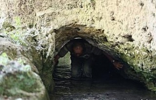 Şifa bulmak için içi su dolu tünelden geçiyorlar