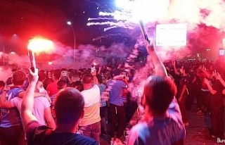 Trabzonspor taraftarı 10 yıl sonra gelen kupayı...