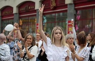Belarus’ta devam eden protestolarda kadınlar sokaklara...