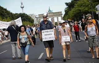 Berlin’de Covid-19 kısıtlamaları protesto edildi