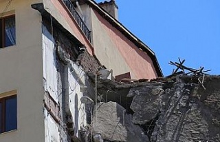 Depremden hasar gören bina yıkılırken yan binada...
