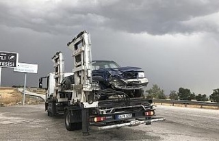 Otomobil ile kamyonet çarpıştı: 1 ölü, 5 yaralı