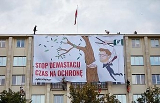 Polonya’da bakanlık çatısında eylem yapan çevreci...
