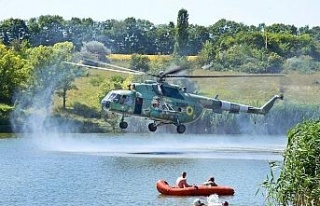 Ukrayna’da askeri helikopter tatilcilerin arasında...