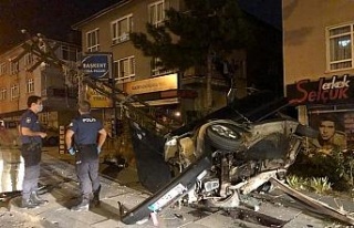 Ankara’da elektrik direğine otomobil çarptı:...