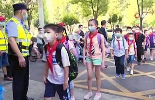 Çin’de yeniden okula dönen öğrencilerin heyecanı