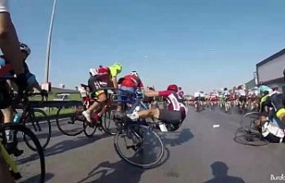 Dünyaca ünlü yarışta bisikletçilerin kazası...