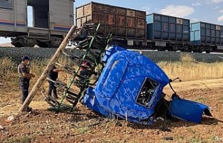 Elazığ’da tren kazası, traktör ikiye bölündü