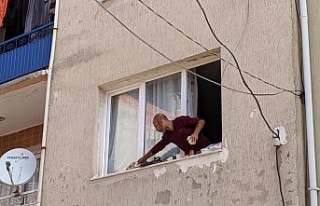 İzmir’de garip olay: Eşyaları sokağa atıp pencere...