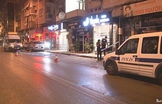 İzmir’de silahlı saldırıdan kaçan kişiler...