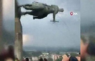 Kolombiya’da halk İspanyol subayın heykelini yıktı