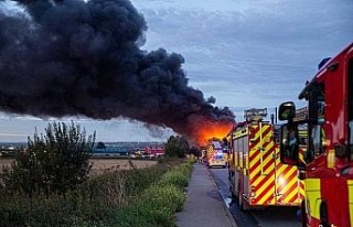 Londra’da endüstriyel binada büyük yangın