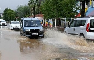 Fethiye’de etkili olan yağış vatandaşlara zor...