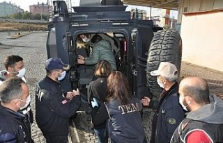 HDP Kars Belediye Başkan yardımcıları gözaltına...