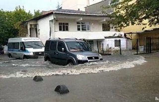 İstanbul’da yoğun yağış etkili oldu, yollar...