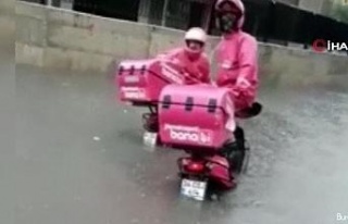 Yoğun yağış sonrası motosikletli kuryelerin zor...