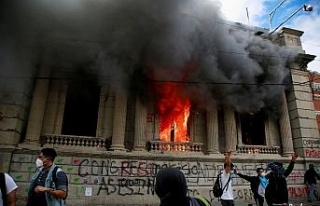 Guatemala’da göstericiler Kongre binasını basıp...