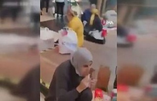 İstanbul’da bir AVM’de yere oturarak yemek yediler
