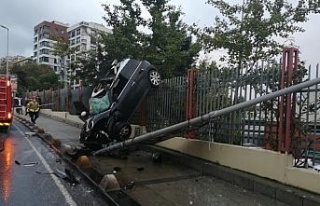 Kadıköy’de akıl almaz kaza, otomobil asılı...