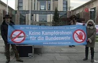 Berlin’de Başbakanlık binası önünde "silahlanma"...