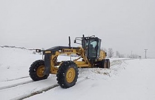 Tunceli’de karla kaplı 41 köy yolu açıldı,...