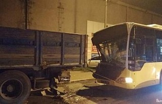 Ümraniye’de İETT otobüsü kamyonete çarptı:...